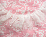 長さの違うスキャロップフリルのチュールレース2枚と、その間にもう一枚のネットレースを重ねた3重のネットレースに、パールが付いた幅のあるフリルレースです。 箱ひだフリルになっているので、曲線にも付けやすいです。 お子様のドレスの襟元の飾りにしたり、コスチュームもパールの落ち着きでシックで華やかになります。