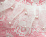 長さの違うスキャロップフリルのチュールレース2枚と、その間にもう一枚のネットレースを重ねた3重のネットレースに、パールが付いた幅のあるフリルレースです。 箱ひだフリルになっているので、曲線にも付けやすいです。 お子様のドレスの襟元の飾りにしたり、コスチュームもパールの落ち着きでシックで華やかになります。