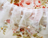 長さの違うスキャロップフリルのチュールレース2枚と、その間にもう一枚のネットレースを重ねた3重のネットレースに、パールが付いた幅のあるフリルレースです。 箱ひだフリルになっているので、曲線にも付けやすいです。 お子様のドレスの襟元の飾りにしたり、コスチュームもパールの落ち着きでシックで華やかになります。