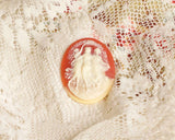 スクラップブッキング、カルトナージュ、キルト作品の装飾、ブローチなどのアクセサリー作りなどにお使いいただけるカメオです。エレガントな流れのある絵柄のライトアドービ―とアイボリーの2色のカメオです。