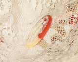 スクラップブッキング、カルトナージュ、キルト作品の装飾、ブローチなどのアクセサリー作りなどにお使いいただけるカメオです。エレガントな流れのある絵柄のライトアドービ―とアイボリーの2色のカメオです。