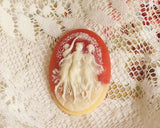 スクラップブッキング、カルトナージュ、キルト作品の装飾、ブローチなどのアクセサリー作りなどにお使いいただけるカメオです。エレガントな流れのある絵柄のライトアドービ―とアイボリーの2色のカメオです。