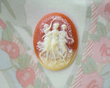 スクラップブッキング、カルトナージュ、キルト作品の装飾、ブローチなどのアクセサリー作りなどにお使いいただけるカメオです。エレガントな流れのある絵柄のライトアドービ―とアイボリーの2色のカメオです。