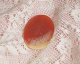 スクラップブッキング、カルトナージュ、キルト作品の装飾、ブローチなどのアクセサリー作りなどにお使いいただけるカメオです。エレガントな流れのある絵柄のライトアドービ―とアイボリーの2色のカメオです。