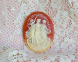 スクラップブッキング、カルトナージュ、キルト作品の装飾、ブローチなどのアクセサリー作りなどにお使いいただけるカメオです。エレガントな流れのある絵柄のライトアドービ―とアイボリーの2色のカメオです。