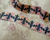 フランスの代表的なデザイン フルールドリスをシックな色に織り込んだ織リボン フランスのエスプリを加えたいハンドメイド作品に似合います