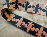 フランスの代表的なデザイン フルールドリスをシックな色に織り込んだ織リボン フランスのエスプリを加えたいハンドメイド作品に似合います。洋服の服飾品作り、カルトナージュ、キルト作品の装飾、バッグやポーチなど小物飾り、ハンドメイドの手芸に素敵に飾れそうなアメリカのジャガードリボンです