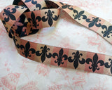 フランスの代表的なデザイン フルールドリスをシックな色に織り込んだ織リボン。 フランスのエスプリを加えたいハンドメイド作品に似合います。洋服の服飾品作り、カルトナージュ、キルト作品の装飾、バッグやポーチなど小物飾り、手作りの手芸に素敵に飾れそうなUSAジャガードリボンです。