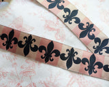 フランスの代表的なデザイン フルールドリスをシックな色に織り込んだ織リボン フランスのエスプリを加えたいハンドメイド作品に似合います。洋服の服飾品作り、カルトナージュ、キルト作品の装飾、バッグやポーチなど小物飾り、ハンドメイドの手芸に素敵に飾れそうなアメリカのジャガードリボンです。