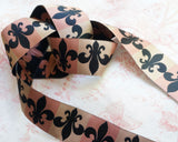 フランスの代表的なデザイン フルールドリスをシックな色に織り込んだ織リボン。 フランスのエスプリを加えたいハンドメイド作品に似合います。洋服の服飾品作り、カルトナージュ、キルト作品の装飾、バッグやポーチなど小物飾り、手作りの手芸に素敵に飾れそうなUSAジャガードリボンです。