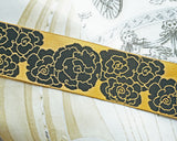 洋服の服飾品作り、カルトナージュ、キルト作品の装飾、バッグやポーチなど小物飾り、ハンドメイドの手芸に素敵に飾れそうなアンティックゴールドとブラックのばら柄のタペストリー風のアメリカのリボンです