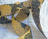 洋服の服飾品作り、カルトナージュ、キルト作品の装飾、バッグやポーチなど小物飾り、手作りの手芸に素敵に飾れそうなアンティックゴールドとブラックのばら柄のUSAジャガードリボンです