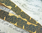 洋服の服飾品作り、カルトナージュ、キルト作品の装飾、バッグやポーチなど小物飾り、手作りの手芸に素敵に飾れそうなアンティックゴールドとブラックのばら柄のUSAジャガードリボンです