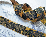 洋服の服飾品作り、カルトナージュ、キルト作品の装飾、バッグやポーチなど小物飾り、手作りの手芸に素敵に飾れそうなアンティックゴールドとブラックのばら柄のアメリカのテキスタイル作家によるジャガードリボンです