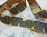 洋服の服飾品作り、カルトナージュ、キルト作品の装飾、バッグやポーチなど小物飾り、ハンドメイドの手芸に素敵に飾れそうなアンティックゴールドとブラックのばら柄のテキスタイルのUSAリボンです