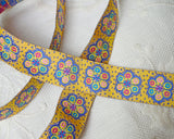 アメリカのテキスタイルデザイナーによるジャガードリボンで、愛犬の首輪を作ったり、ハンドメイドのキルト、カルトナージュ、スクラップブッキング、ポーチなどに飾ると可愛いです