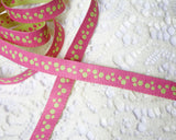 赤紫をほんの少し加えたピンクとライトグリーンのかわいいドット柄のリバーシブルリボンです。どちらの色も、少し光沢のあるかわいい色です 。細い両面リボンで、カバン、スーツケースなどについている大きめのファースナーの引手の穴に通して飾ると可愛い飾りになります。ヘアアクセサリー作りにも使えます。