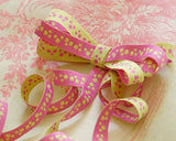 赤紫をほんの少し加えたピンクとライトグリーンのかわいいドット柄のリバーシブルリボンです。どちらの色も、少し光沢のあるかわいい色です 。細い両面リボンで、カバン、スーツケースなどについている大きめのファースナーの引手の穴に通して飾ると可愛い飾りになります。ヘアアクセサリー作りにも使えます。