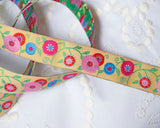 ザニ刺繍のカラフルなお花の刺繍ジャガードリボンです。愛犬の首輪を作ったり、ハンドメイドのキルト、カルトナージュ、スクラップブッキング、ポーチなどに飾ると可愛いです