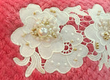 幅広のフラワーアップリケになるベニス’レースです。花芯は立体的ですが、パールやビーズを付けて、もっと立体感が出て素敵な飾りになります。
