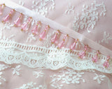 手芸・インテリアデコレーション用のサテンリボンのブレードに小さなティアドロップのビーズが付いたビーズフリンジです。  軽くて小さいビーズなので、気楽につけれるビーズフリンジです。