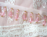 手芸・インテリアデコレーション用のサテンリボンのブレードに小さなティアドロップのビーズが付いたビーズフリンジです。  軽くて小さいビーズなので、気楽につけれるビーズフリンジです。