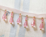 手芸・インテリアデコレーション用のサテンリボンのブレードに小さなティアドロップのビーズが付いたビーズフリンジです。  軽くて小さいビーズなので、気楽につけれるビーズフリンジです。