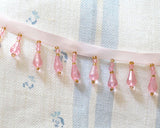 手芸・インテリアデコレーション用のサテンリボンのブレードに小さなティアドロップのビーズが付いたビーズフリンジです。  軽くて小さいビーズなので、気楽につけれるビーズフリンジです。