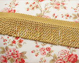 綺麗な光沢と、程よい太さのある滑らかな肌触りのブリオンフリンジです。 クッション、ソファー、スツールに飾ったり、手作りハンドバッグの飾りにも使えます。 綺麗なゴールドの色は、上品な飾りになります。アメリカの手芸用品、インテリア用フリンジ、ブレード、タッセルをアメリカから直送いたします。