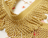 綺麗な光沢と、程よい太さのある滑らかな肌触りのブリオンフリンジです。 クッション、ソファー、スツールに飾ったり、手作りハンドバッグの飾りにも使えます。 綺麗なゴールドの色は、上品な飾りになります。アメリカの手芸用品、インテリア用フリンジ、ブレード、タッセルをアメリカから直送いたします。