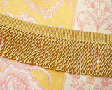 綺麗な光沢と、程よい太さのある滑らかな肌触りのブリオンフリンジです。 クッション、ソファー、スツールに飾ったり、手作りハンドバッグの飾りにも使えます。 綺麗なゴールドの色は、上品な飾りになります。アメリカの手芸用品、インテリア用フリンジ、ブレード、タッセルをアメリカから直送いたします。