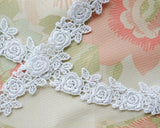 カルトナージュ、スクラップブッキング、ドールメーキング、ハンドメイド布小物などの装飾用のホワイトの薔薇模様のケミカルレースです。