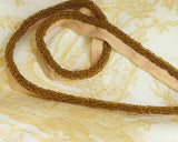 紐状のビーズ細工のビーズコードにテープがに付いています。 ハンドメイドバッグ、クッション、ランプシェードの縁飾りにも似合います。 それほど幅広ではないのでちょとしたアクセントになります。