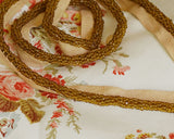 紐状のビーズ細工のビーズコードにテープがに付いています。 ハンドメイドバッグ、クッション、ランプシェードの縁飾りにも似合います。 それほど幅広ではないのでちょとしたアクセントになります。