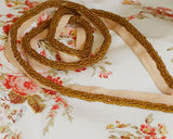 紐状のビーズ細工のビーズコードにテープがに付いています。 ハンドメイドバッグ、クッション、ランプシェードの縁飾りにも似合います。 それほど幅広ではないのでちょとしたアクセントになります。