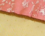 紐状のビーズ細工のビーズコードにテープがに付いています。 ハンドメイドバッグ、クッション、ランプシェードの縁飾りにも似合います。 それほど幅広ではないのでちょとしたアクセントになります。