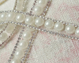 透明のアイロンシールに半円パールとラインストーンを並べたブレードです。カルトナージュ、スクラップブッキング、ハンドメイド布小物などの装飾用のアイロンシールテープをアメリカから直送 。