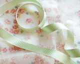 洋服の服飾品作り、カルトナージュ、キルト作品の装飾、バッグやポーチなど小物飾り、手作りの手芸に素敵に飾れそうなUSAリバーシブルサテンリボンです。