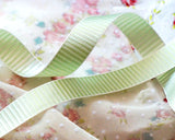 洋服の服飾品作り、カルトナージュ、キルト作品の装飾、バッグやポーチなど小物飾り、手作りの手芸に素敵に飾れそうなUSAリバーシブルサテンリボンです。ピスタチオグリーンとシルバーの厚みと柔らかさを兼ね備えた上質のリボンです。