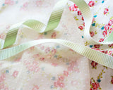 洋服の服飾品作り、カルトナージュ、キルト作品の装飾、バッグやポーチなど小物飾り、手作りの手芸に素敵に飾れそうなUSAリバーシブルサテンリボンです。ピスタチオグリーンとシルバーの厚みと柔らかさを兼ね備えた上質のリボンです。