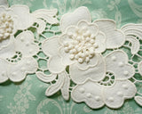 幅広のフラワーモチーフになるケミカルレースです。