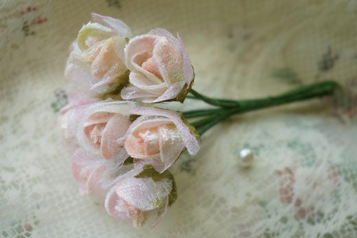 ベルベットとオーガンジーのバラの蕾の花束 (8本1束) – Chantal