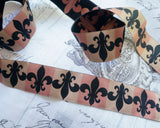 フランスの代表的なデザイン　フルールドリスをシックな色に織り込んだ織リボン。 フランスのエスプリを加えたいハンドメイド作品に似合います。洋服の服飾品作り、カルトナージュ、キルト作品の装飾、バッグやポーチなど小物飾り、手作りの手芸に素敵に飾れそうなUSAジャガードリボンです。