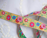 ザニ刺繍のカラフルなお花の刺繍ジャガードリボンです。愛犬の首輪を作ったり、ハンドメイドのキルト、カルトナージュ、スクラップブッキング、ポーチなどに飾ると可愛いです