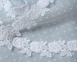 カルトナージュ、スクラップブッキング、ドールメーキング、ハンドメイド布小物などの装飾用のホワイトの薔薇模様のケミカルレースです。