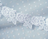 カルトナージュ、スクラップブッキング、ドールメーキング、ハンドメイド布小物などの装飾用のホワイトの薔薇模様のケミカルレースです。